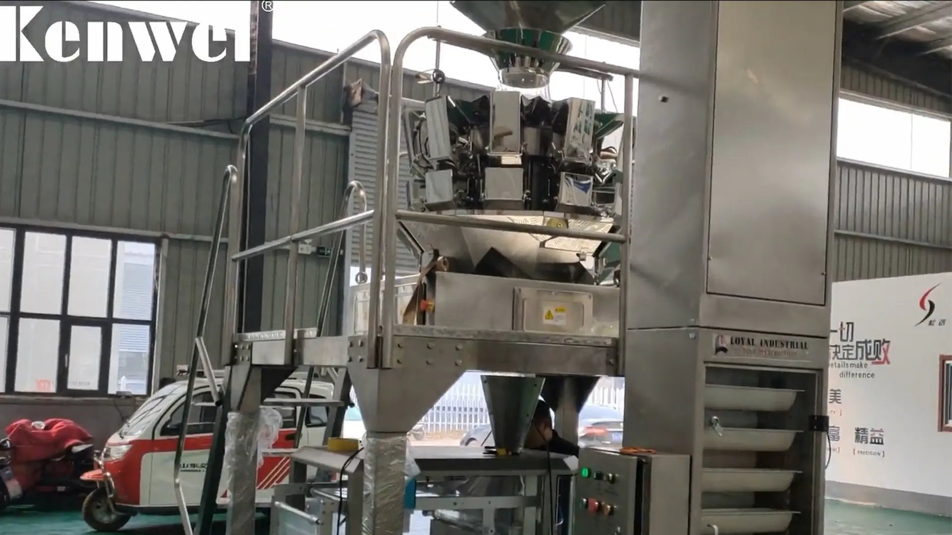 Automatic food weighing and packaging machine for snack
